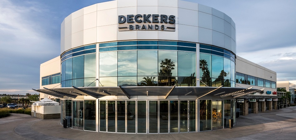 Deckers activa un plan de reestructuraci&oacute;n y pausa la b&uacute;squeda de un comprador